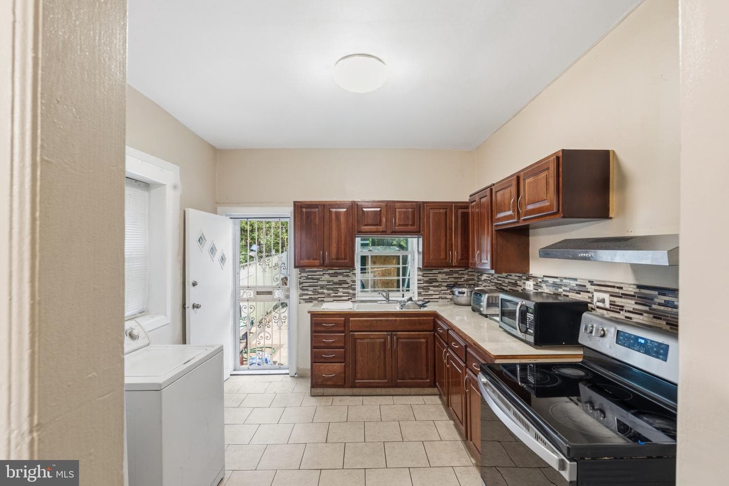 7056 Saybrook Avenue photo 8