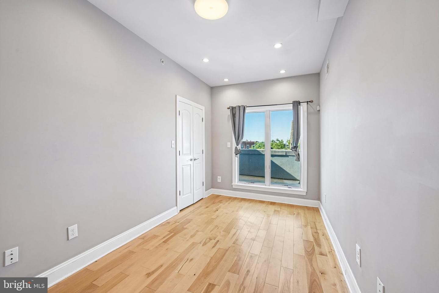 1819 Mountain Street photo 18