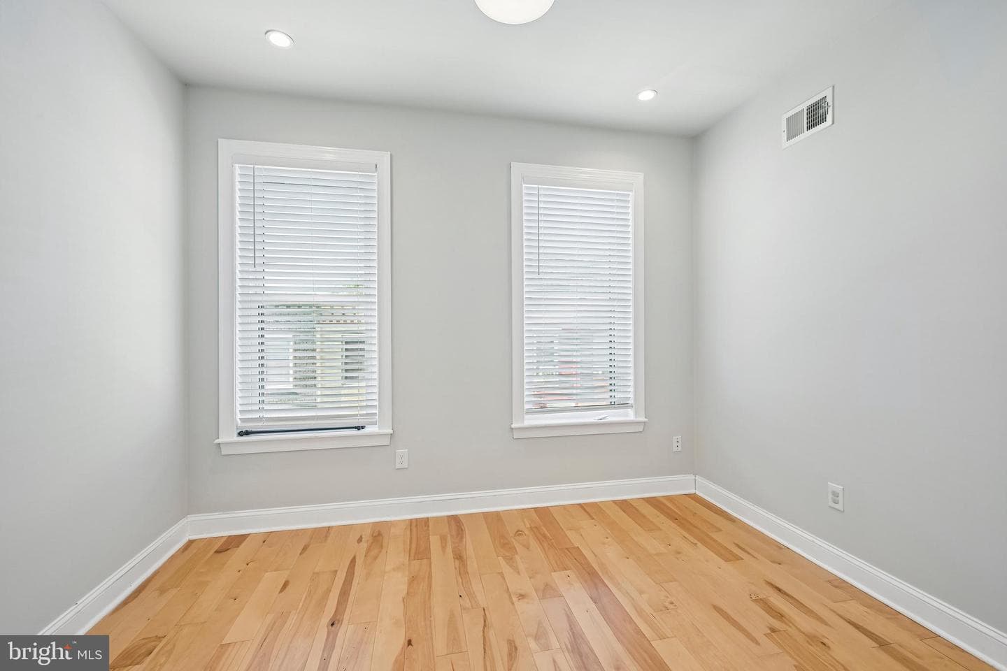 1819 Mountain Street photo 27