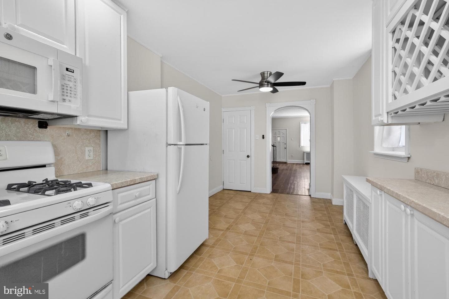 2932 E Thompson Street photo 9