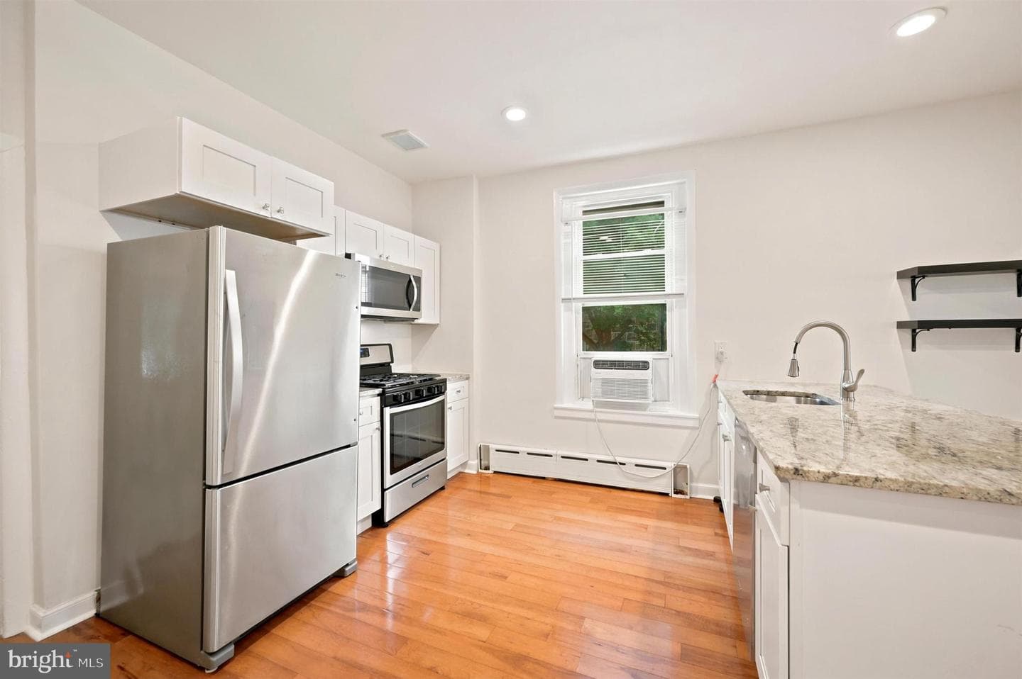 114 W Salaignac Street photo 7