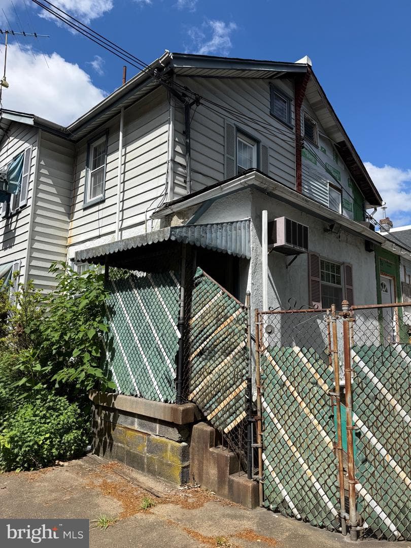 311 Unruh Avenue photo 4