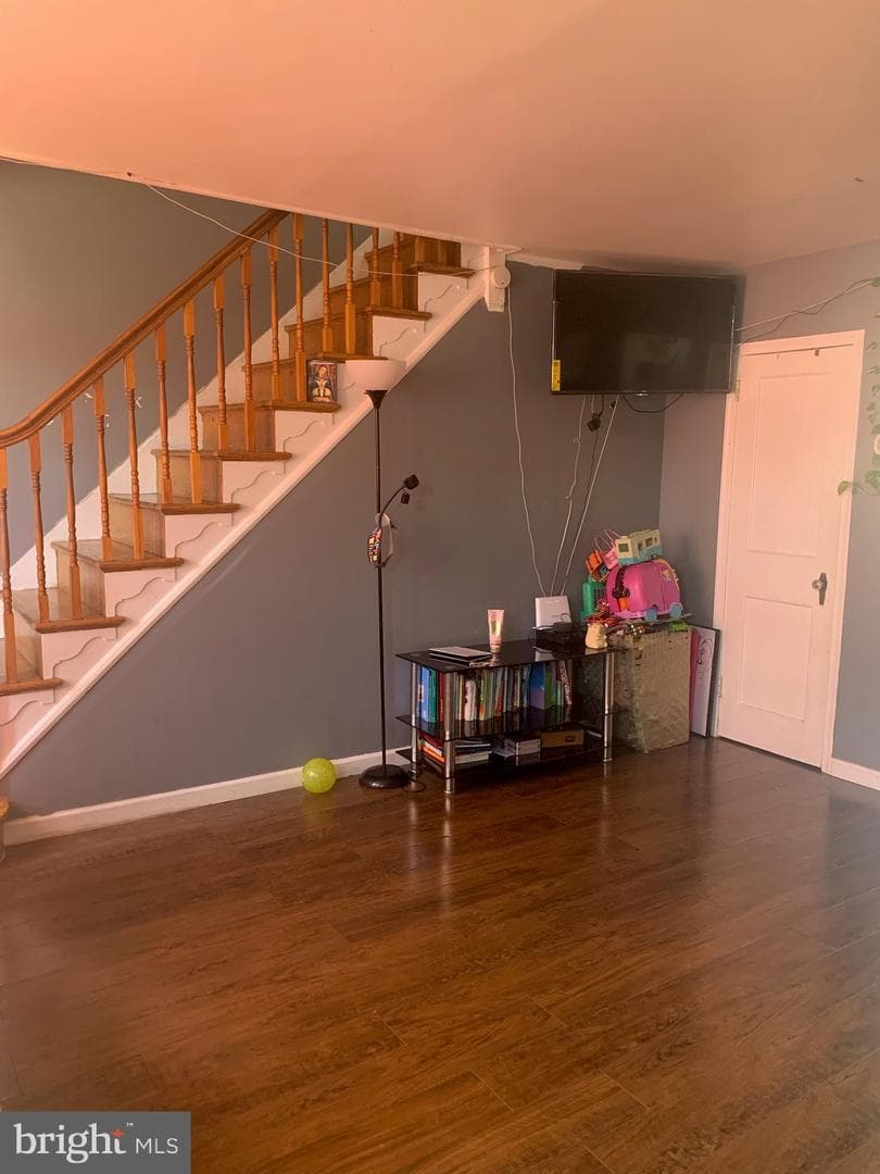 1465 Creston Street photo 4