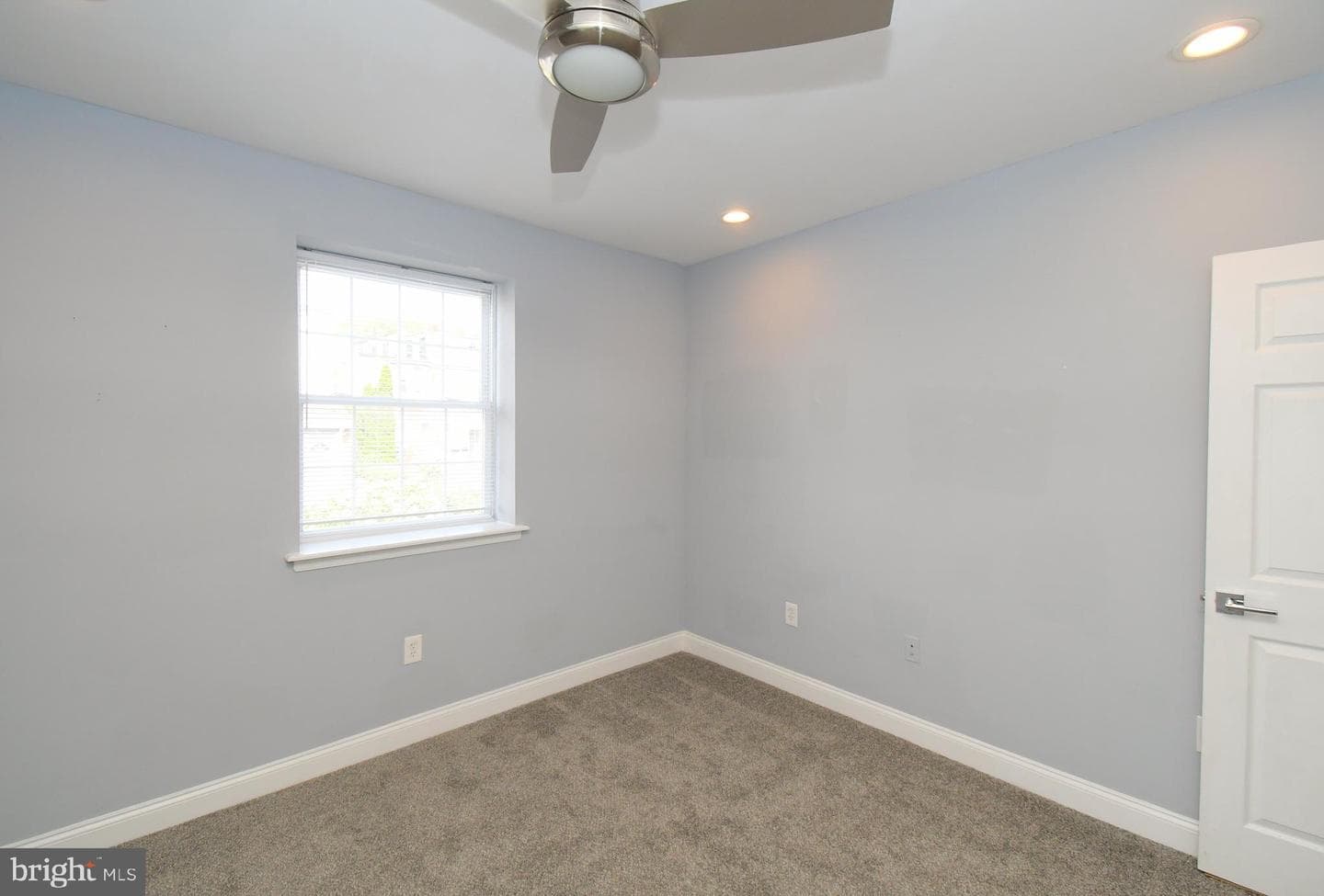 260 Roxborough Avenue photo 26