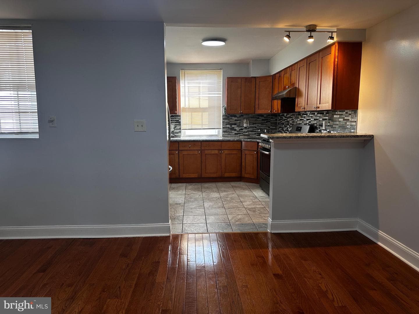 574 E Cheltenham Avenue photo 5