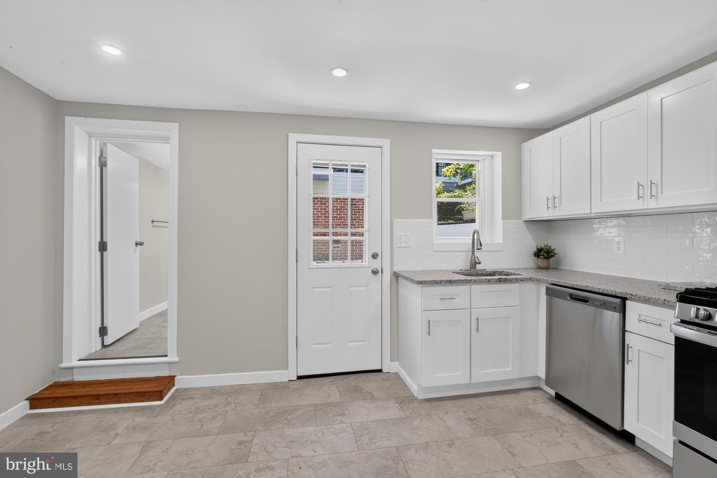 608 Clymer Street photo 9