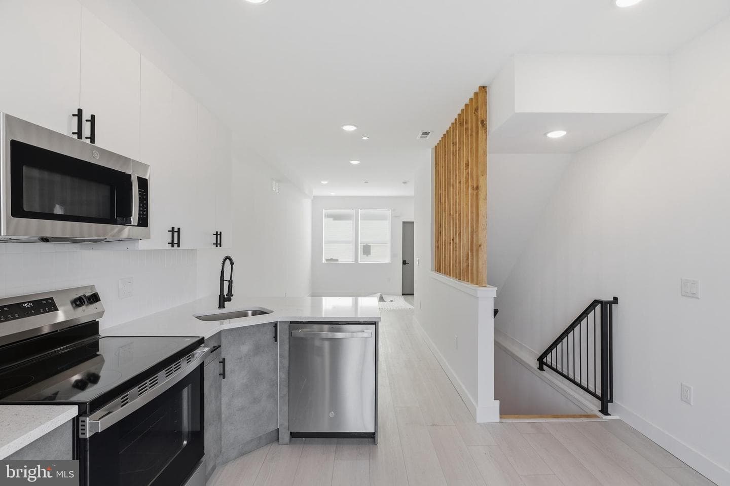 1032 W Orleans Street photo 8