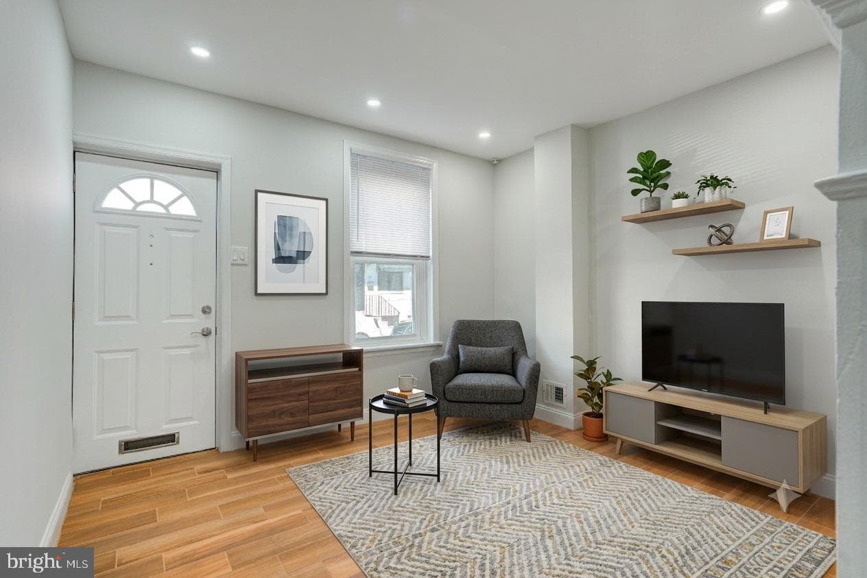 2606 E Madison Street photo 3