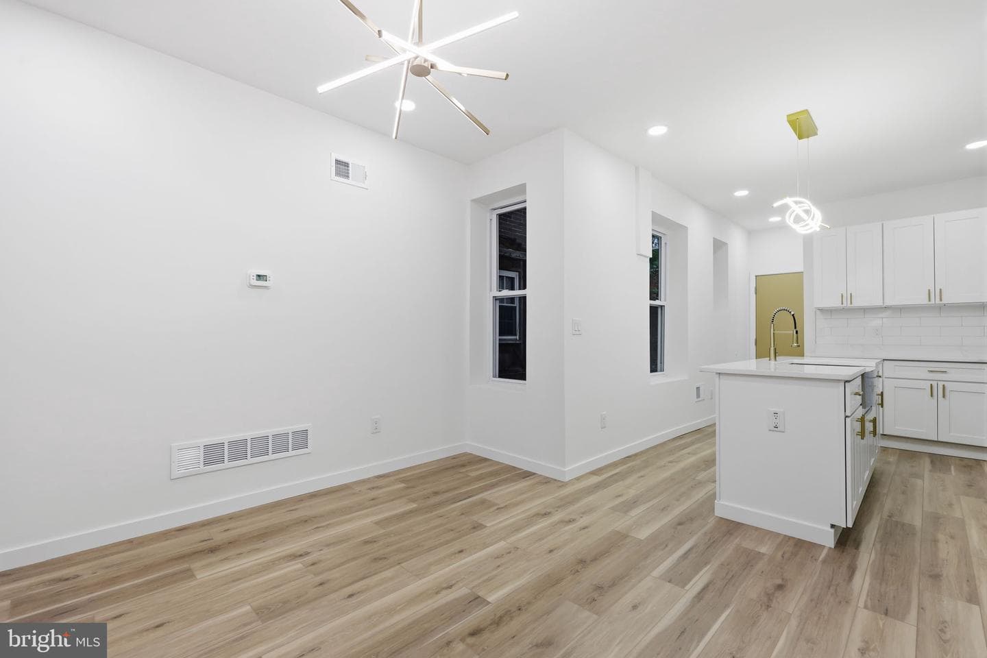 1322 S Lindenwood Street photo 14