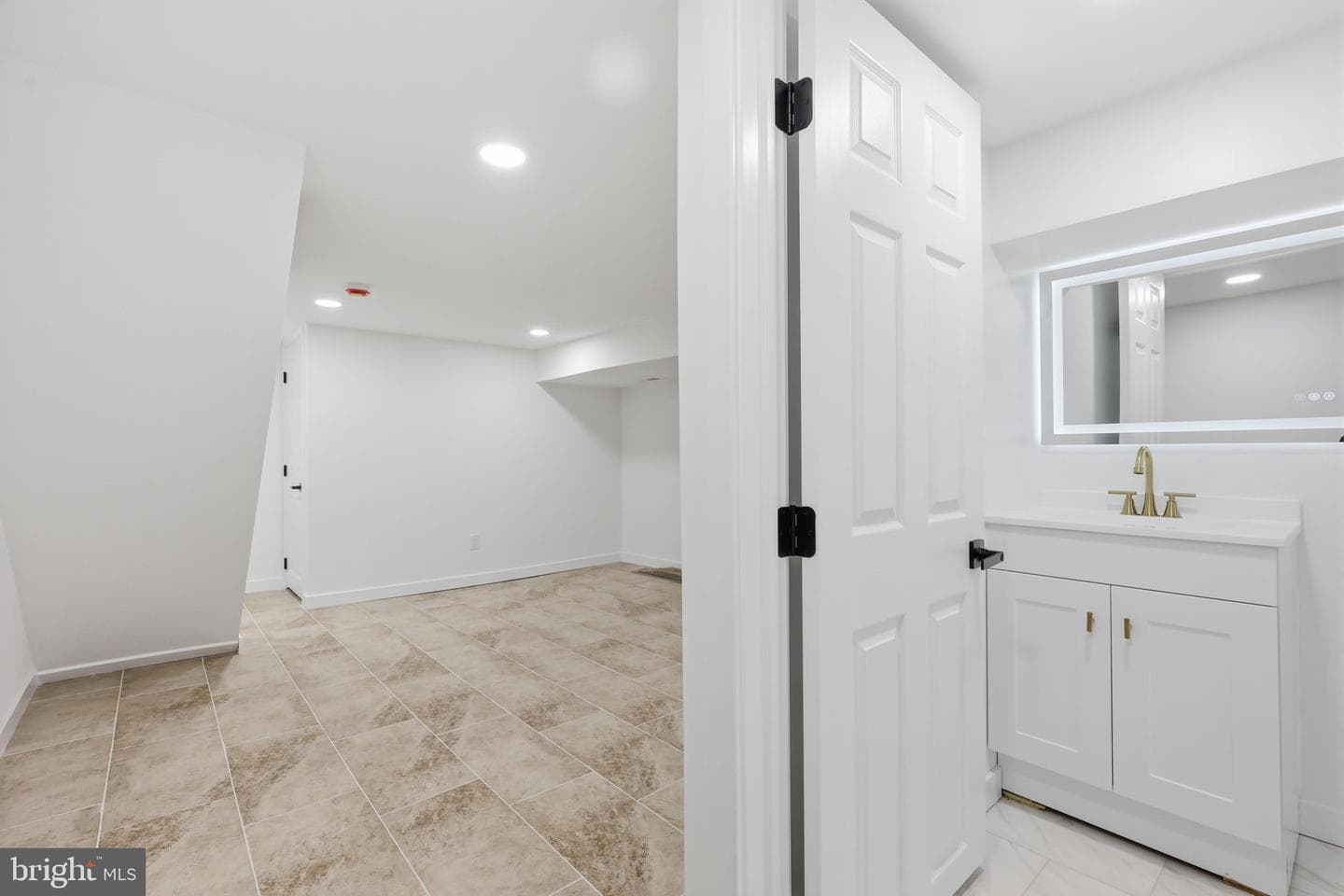 1322 S Lindenwood Street photo 28