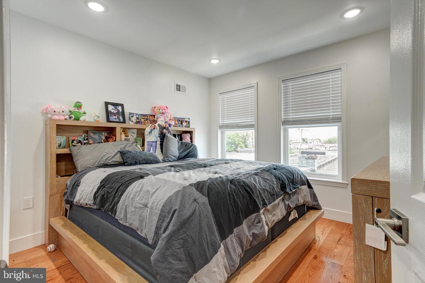 2611 S Marshall Street photo 3