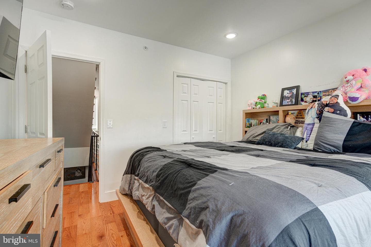2611 S Marshall Street photo 8