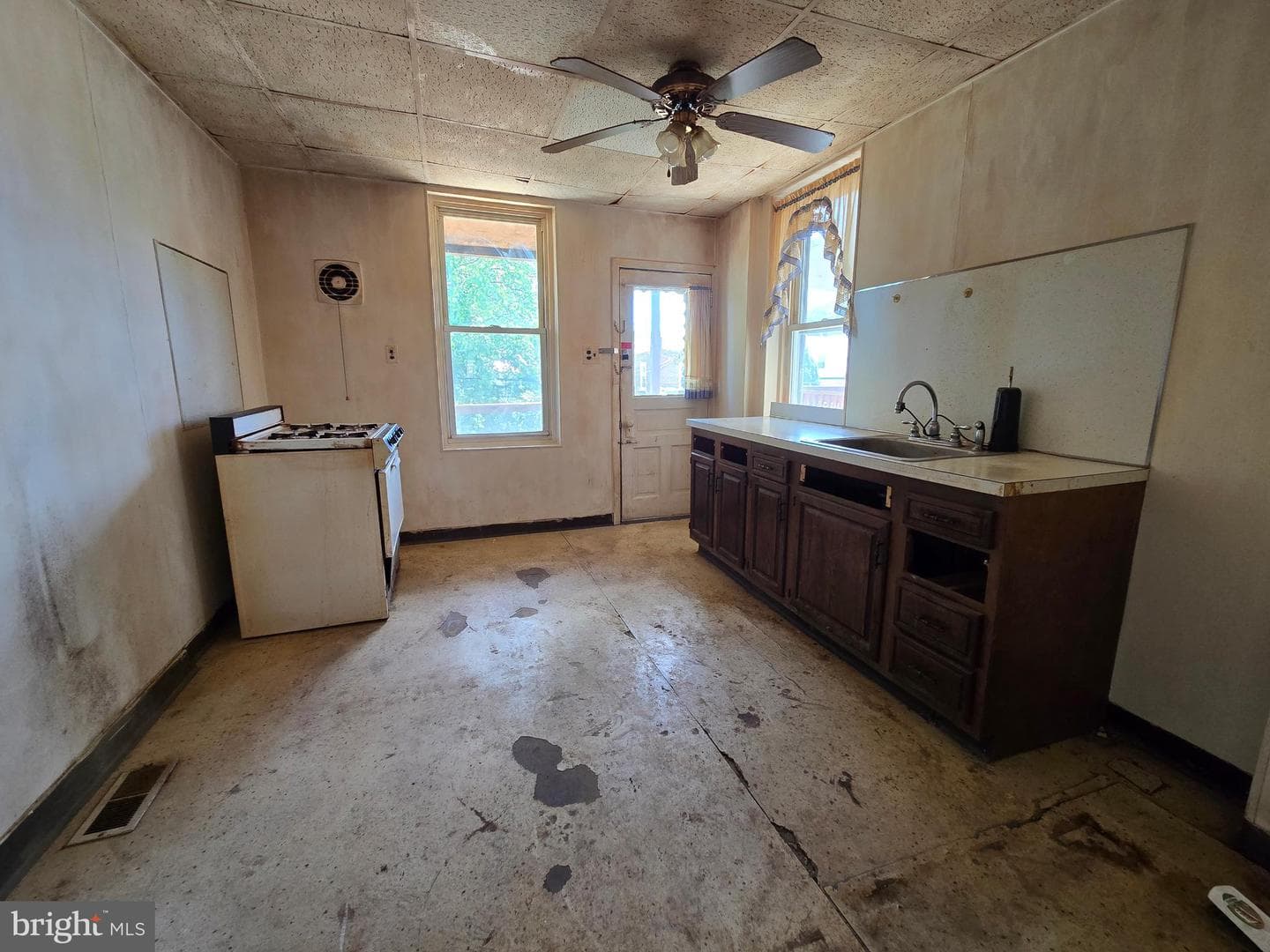 562 Martin Street photo 10