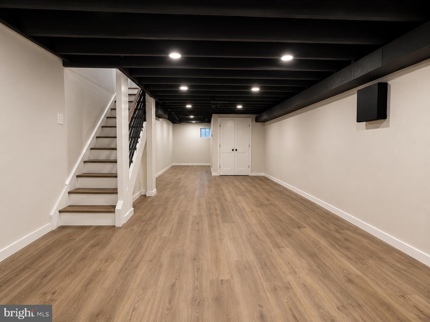 562 Martin Street photo 24