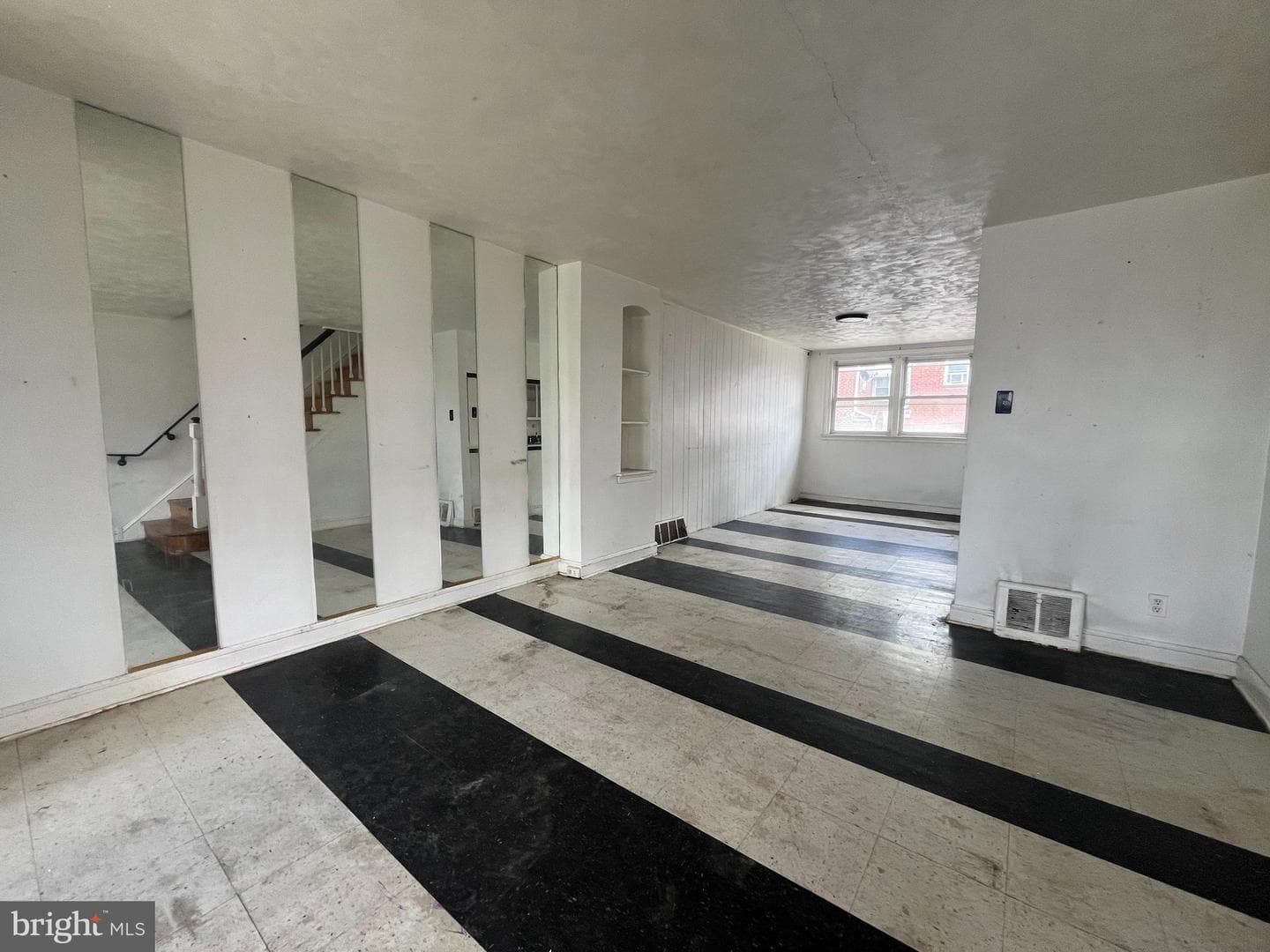 1412 E Sharpnack Street photo 4