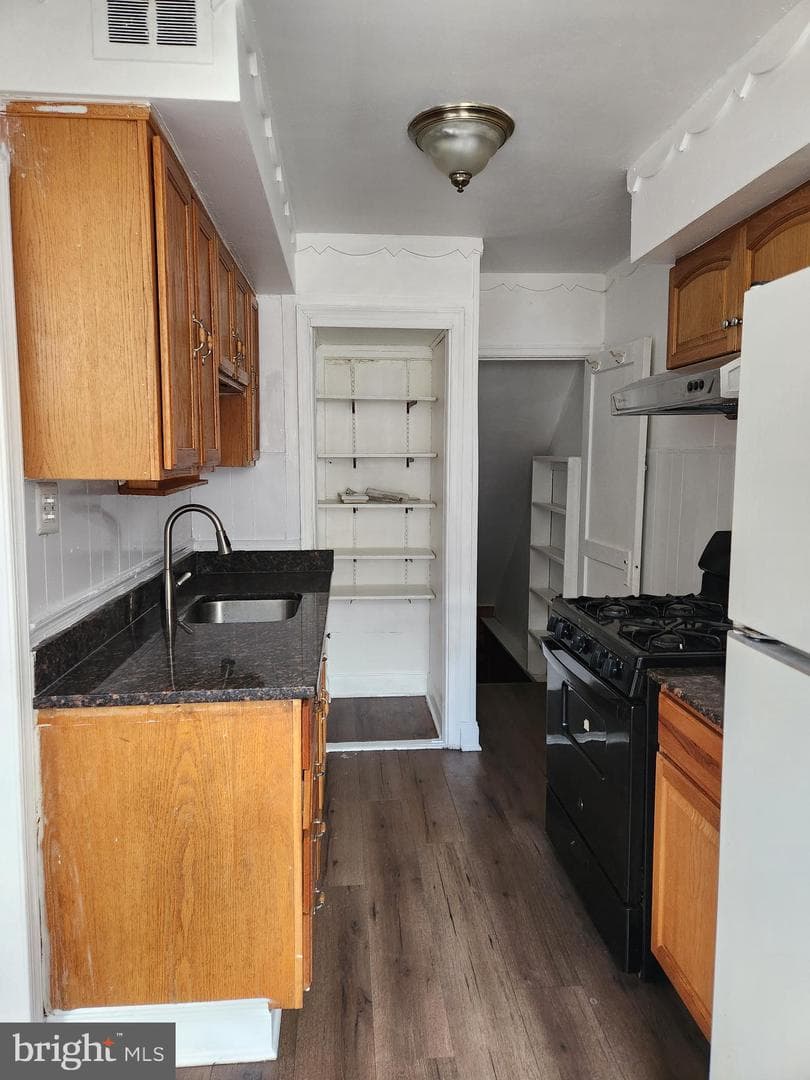 1352 Fanshawe Street photo 13
