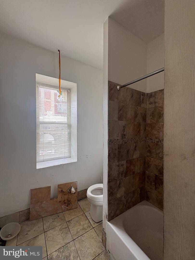 2037 W Toronto Street photo 11