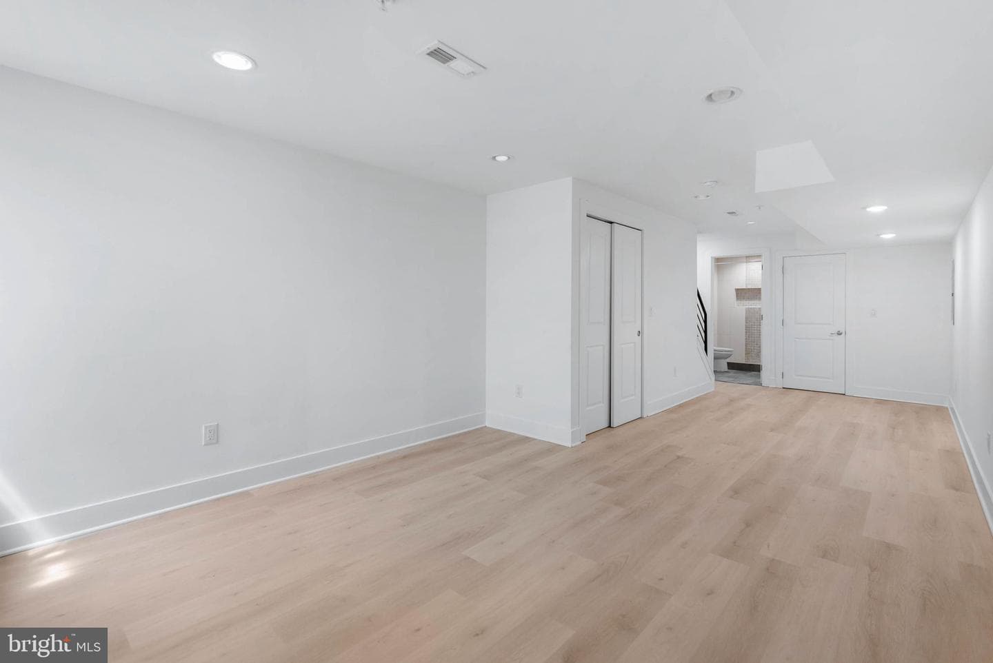2242 N Howard Street photo 10