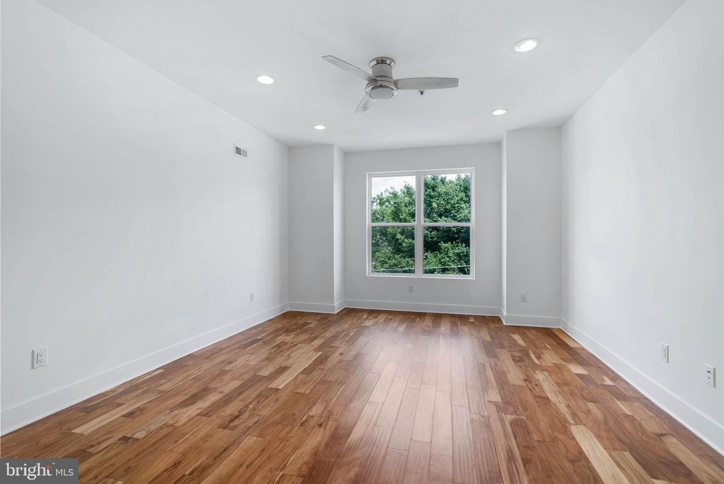 2242 N Howard Street photo 17