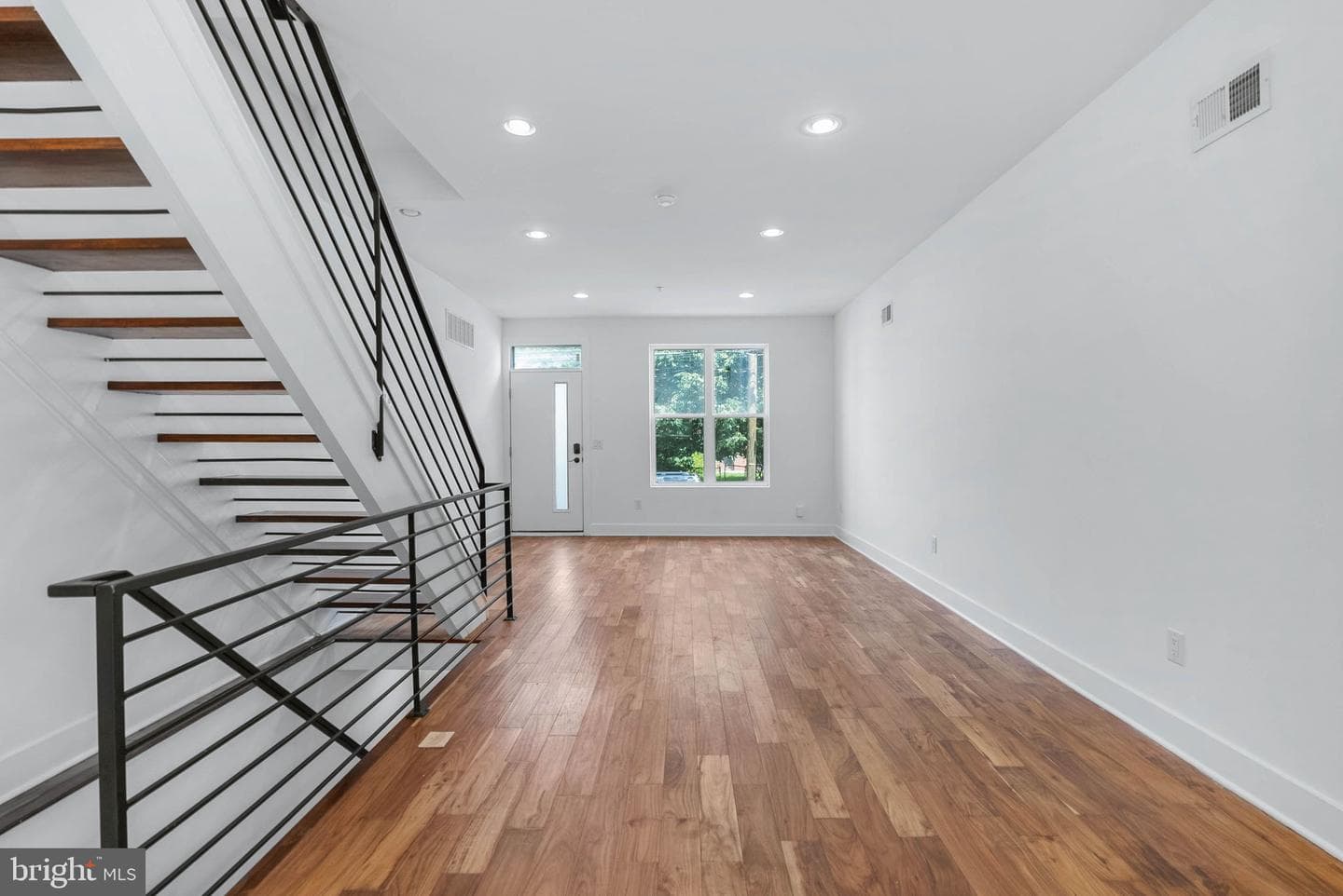 2242 N Howard Street photo 4