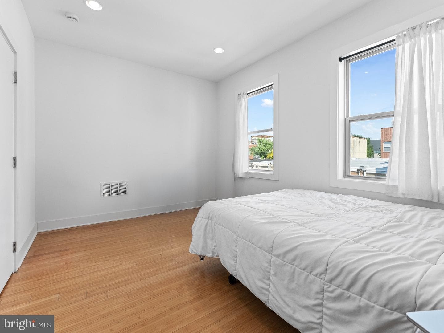 2034 Trenton Avenue photo 25