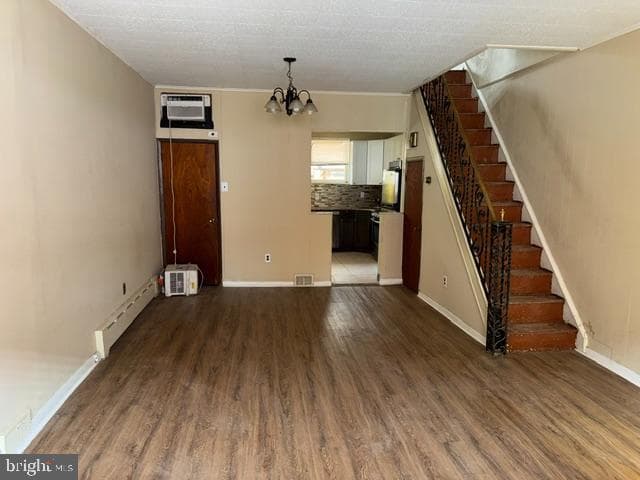 2425 S Rosewood Street photo 4