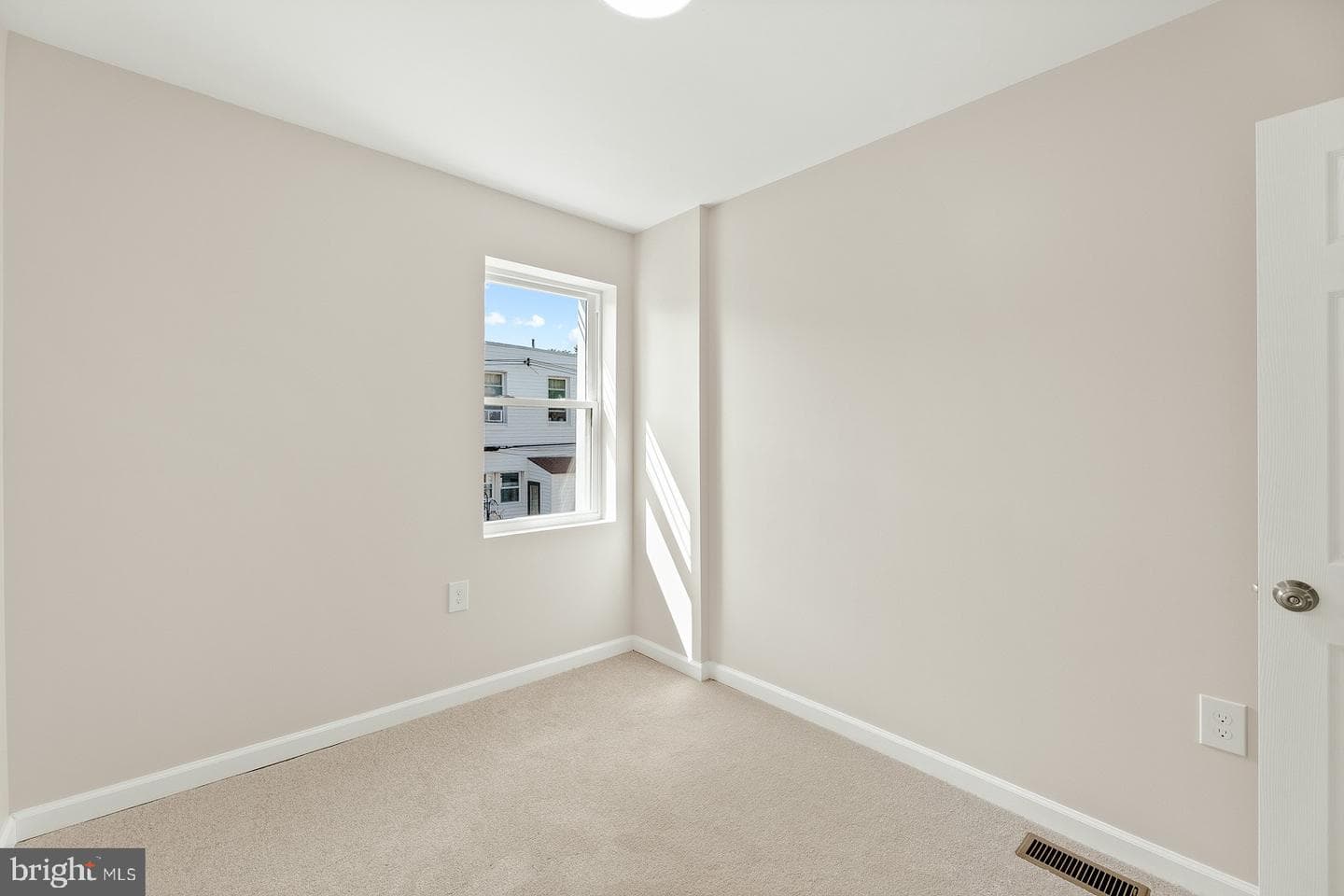 1103 E Stafford Street photo 19