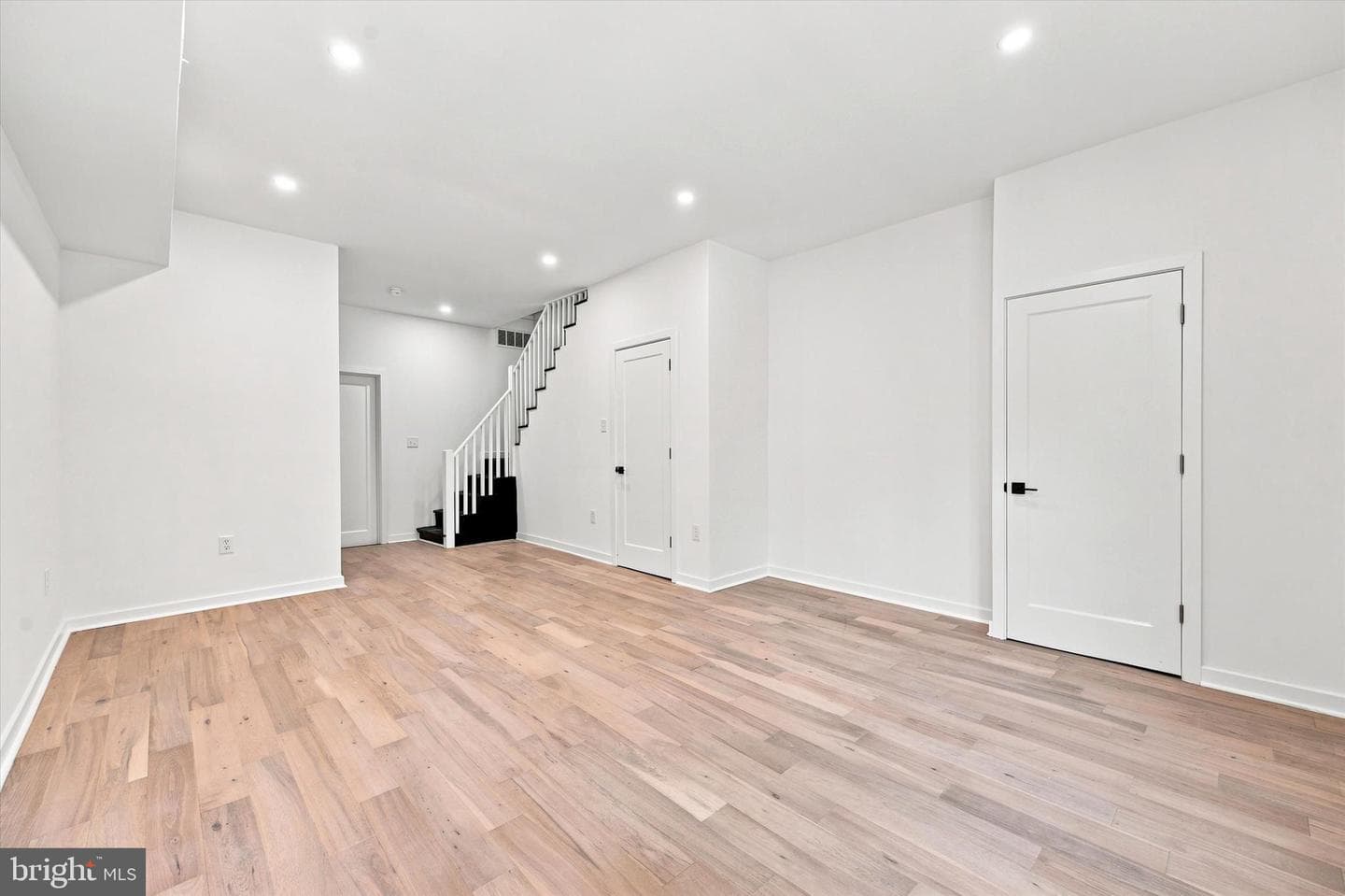 258 Rochelle Avenue photo 13