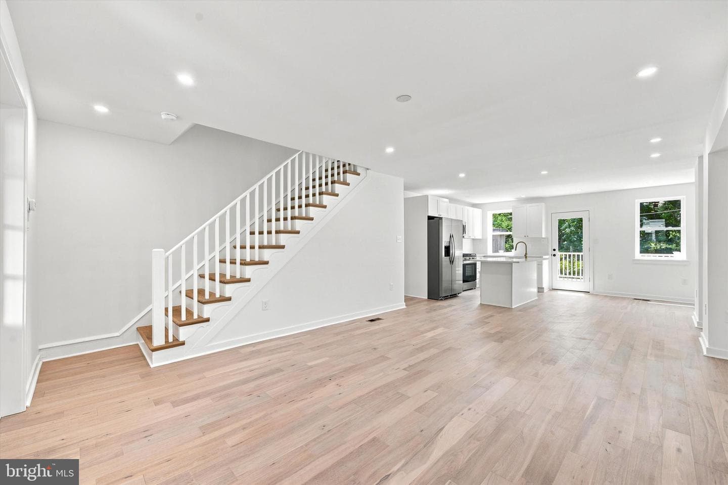 258 Rochelle Avenue photo 3