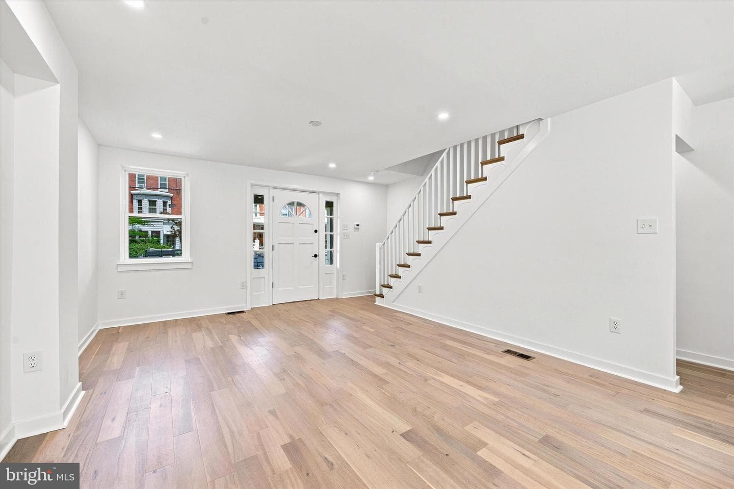 258 Rochelle Avenue photo 4