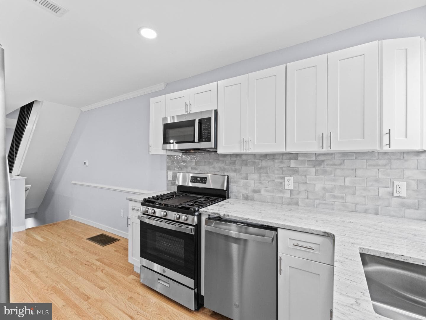 5812 N American Street photo 12