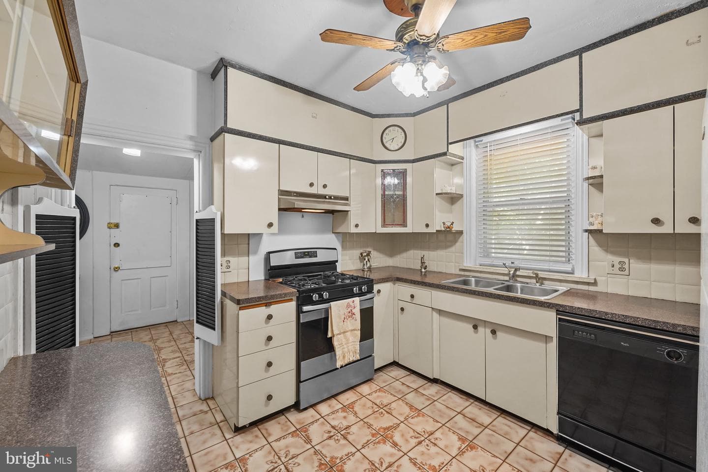 31 E Gravers Lane photo 13