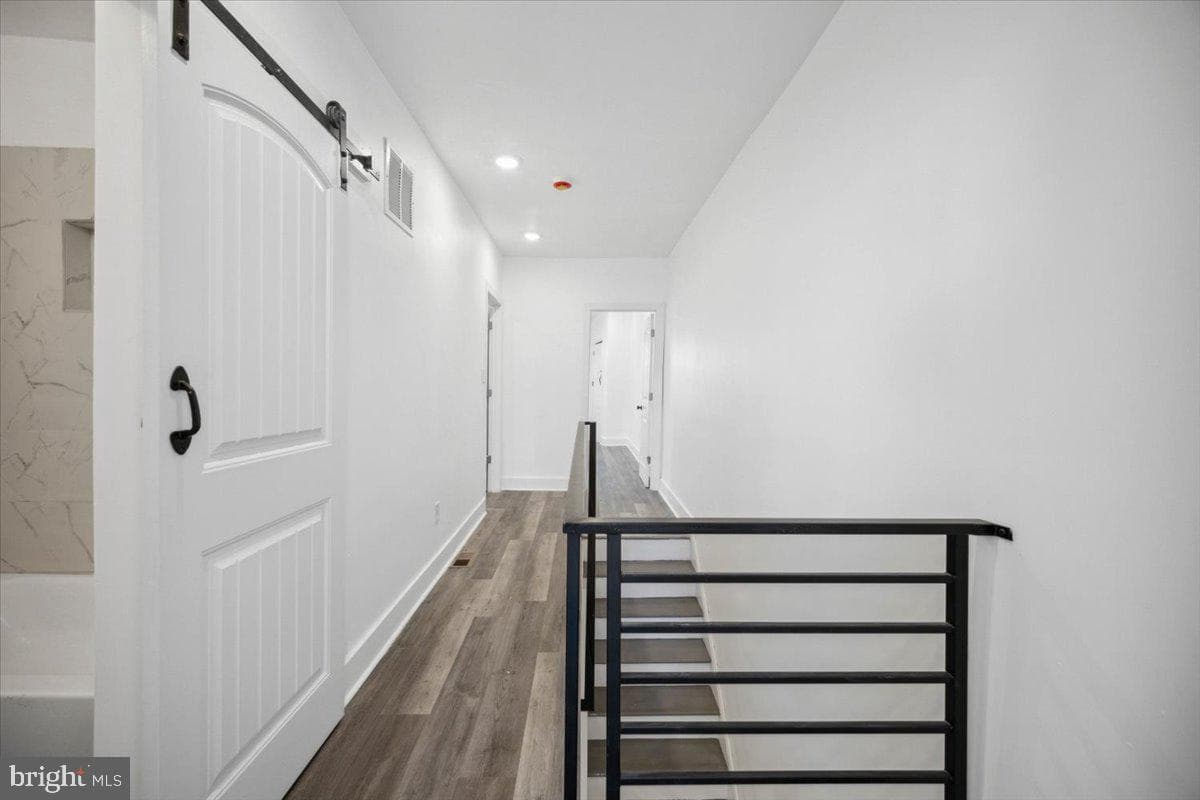 427 W Shunk Street photo 29