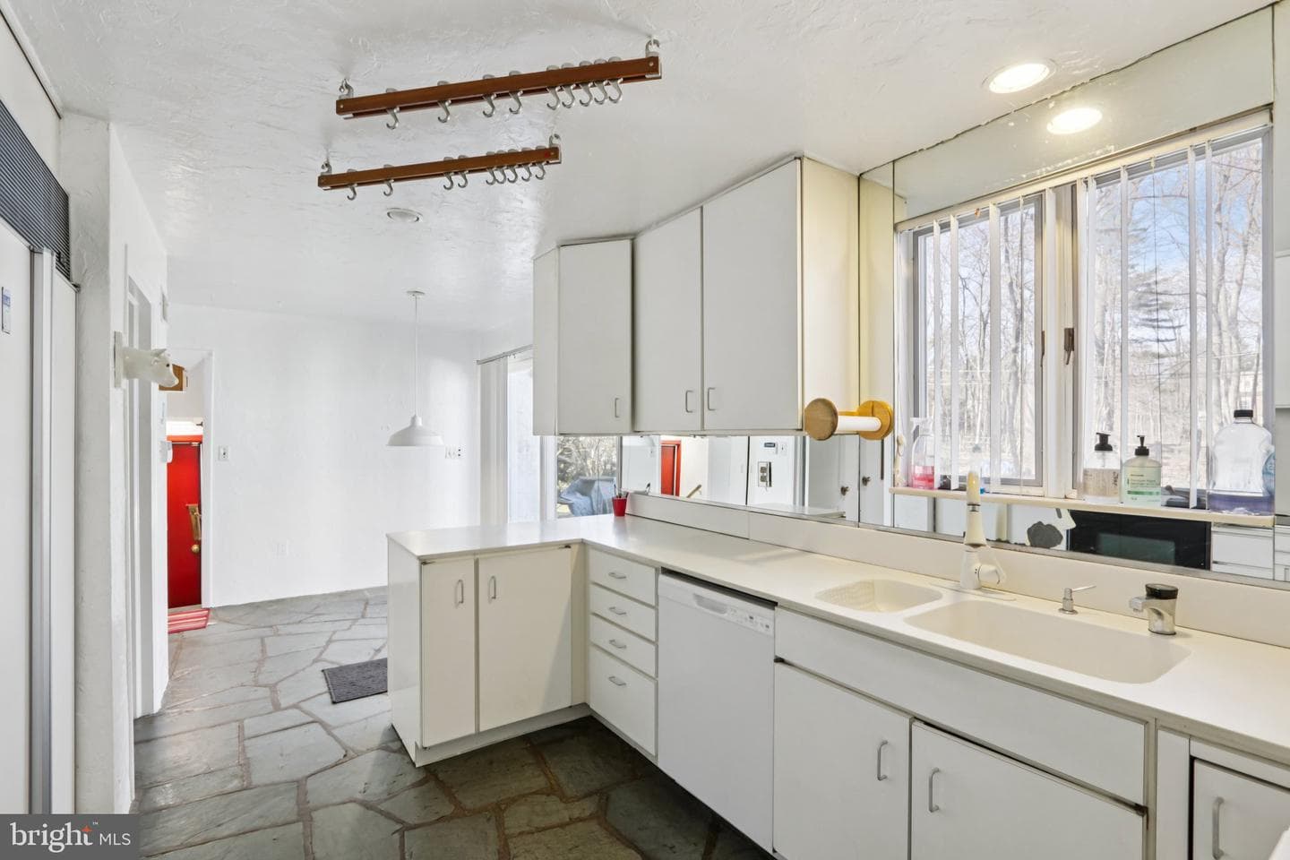 605 Arbutus Street photo 15