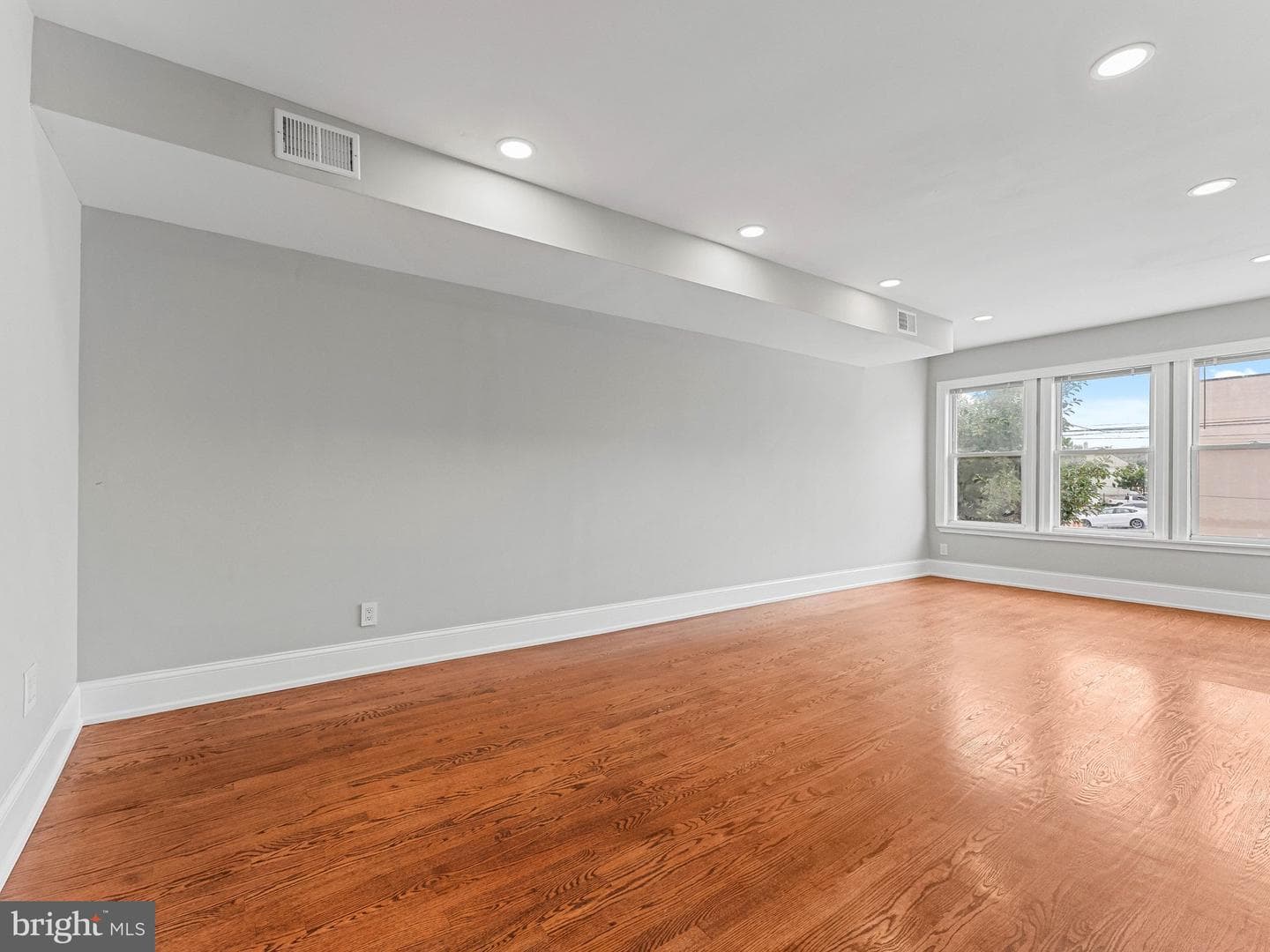 2715 Snyder Avenue photo 8