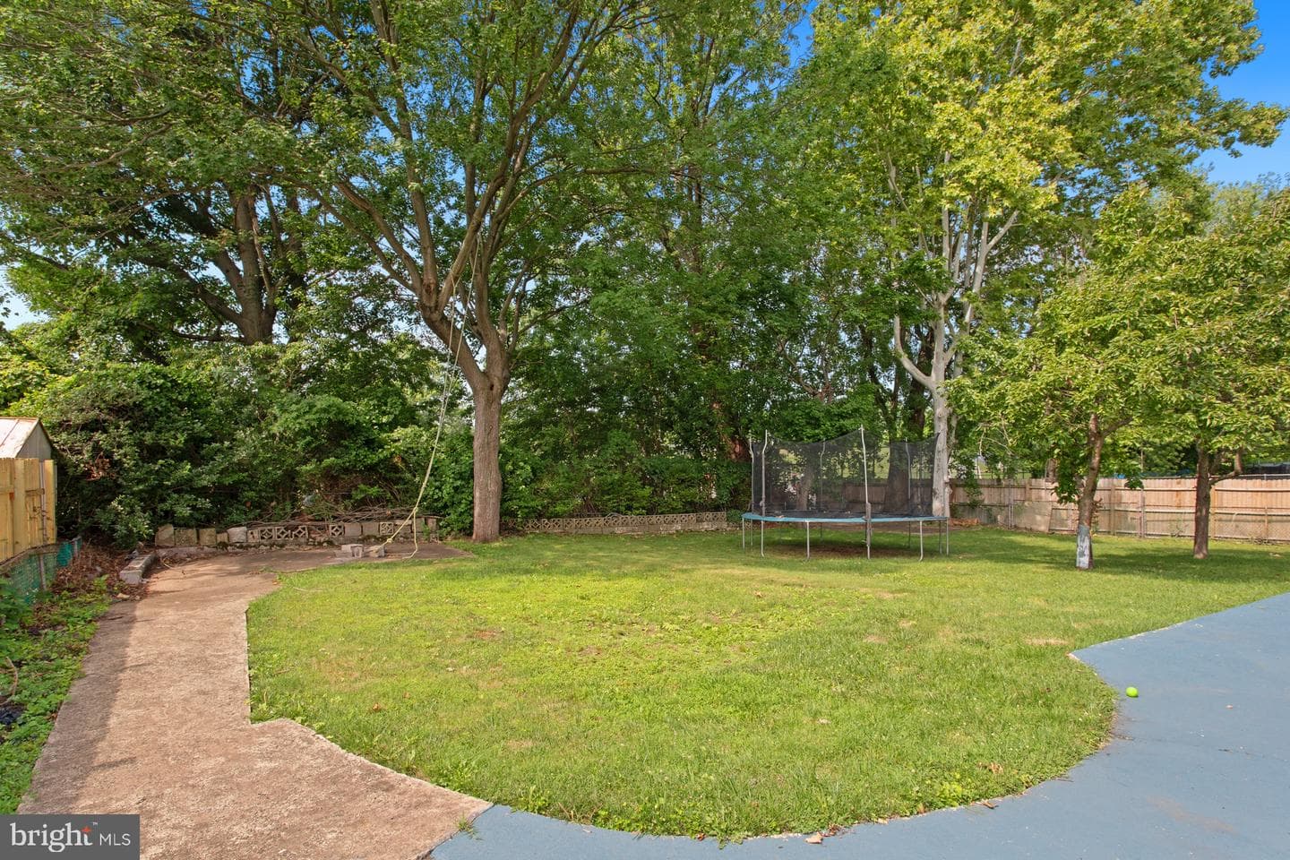 542 Burgess Street photo 33