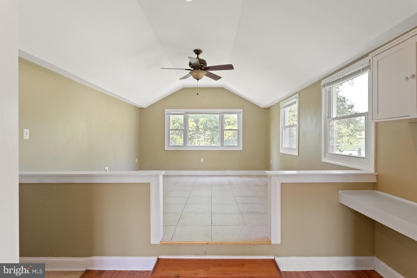 542 Burgess Street photo 9
