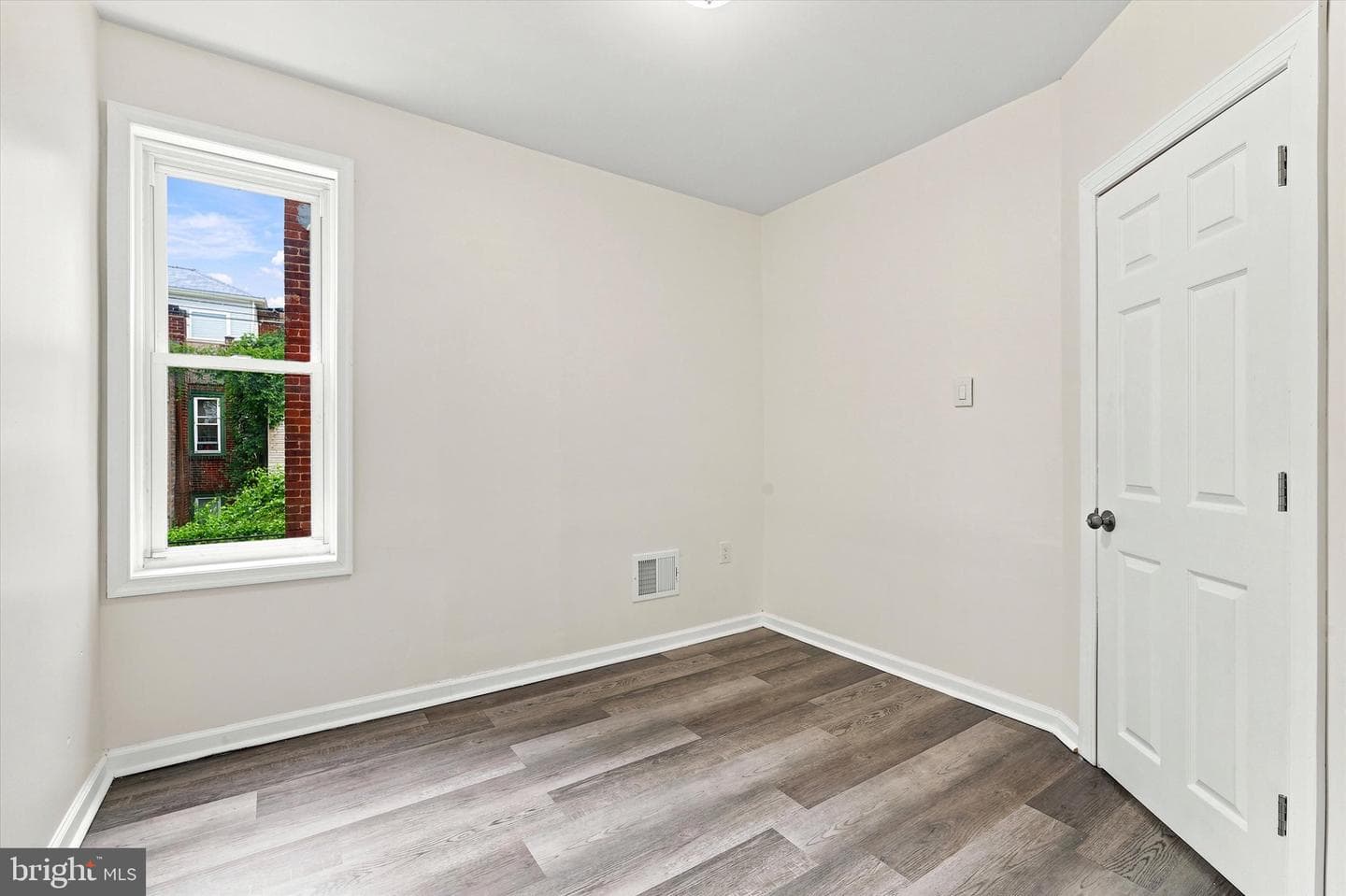 231 W Sheldon Street photo 18