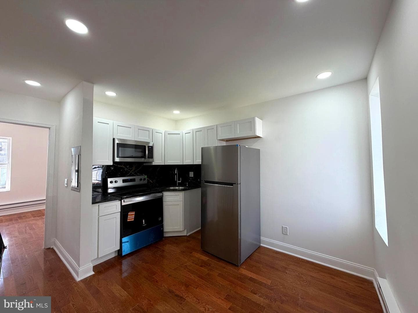 2851 W Oakdale Street photo 11