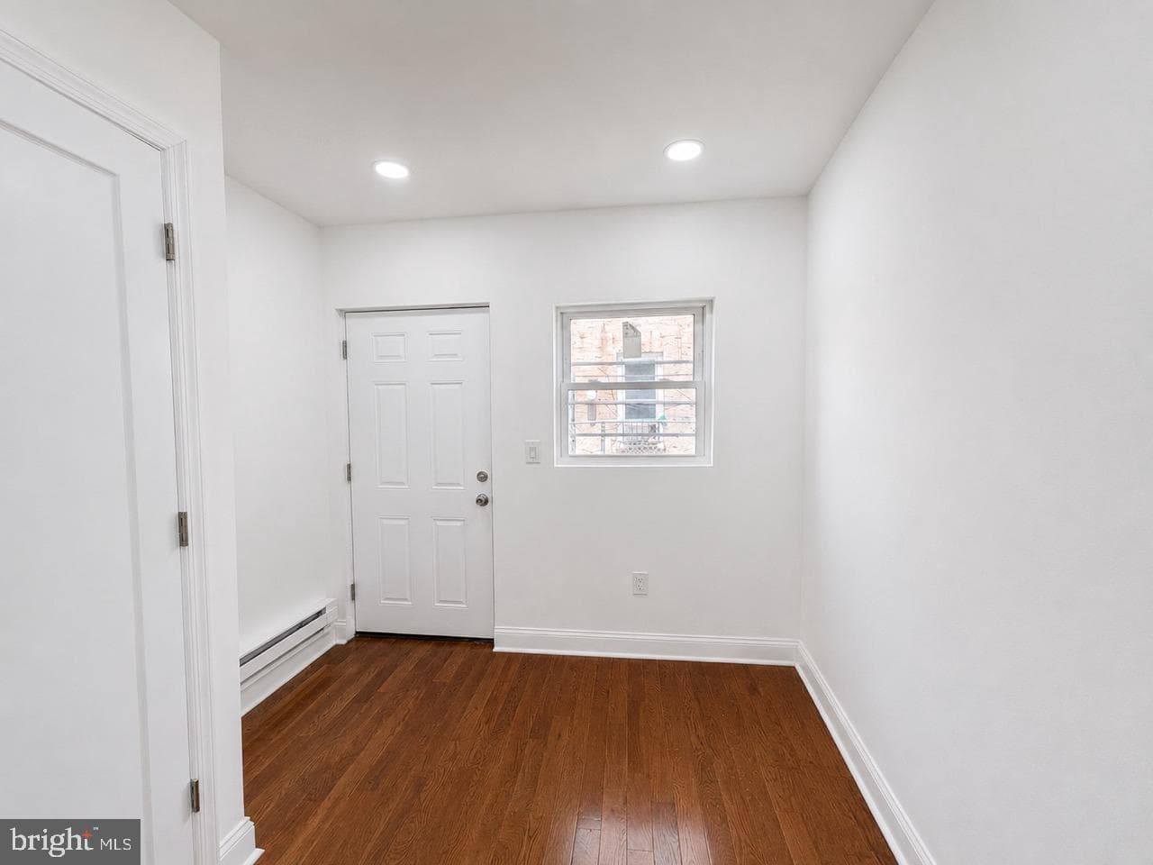 2851 W Oakdale Street photo 4