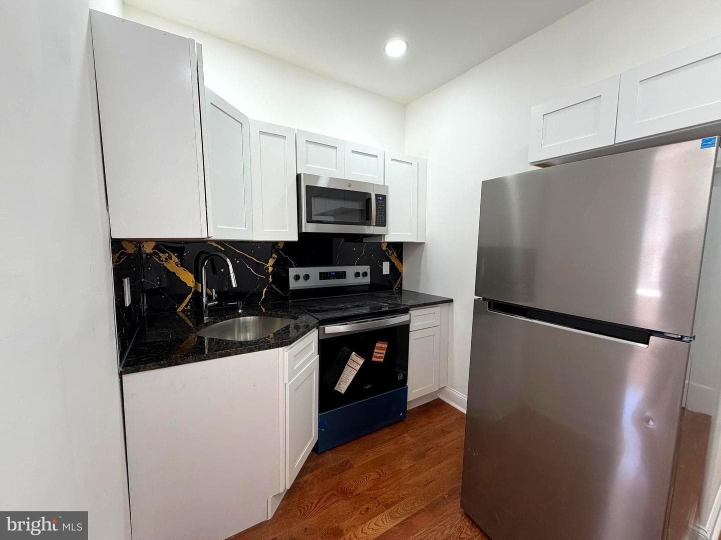 2851 W Oakdale Street photo 5
