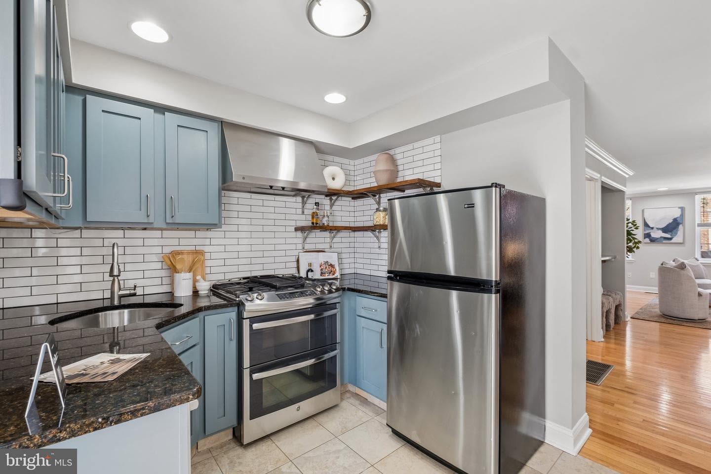 2062 Saint Albans Street photo 14