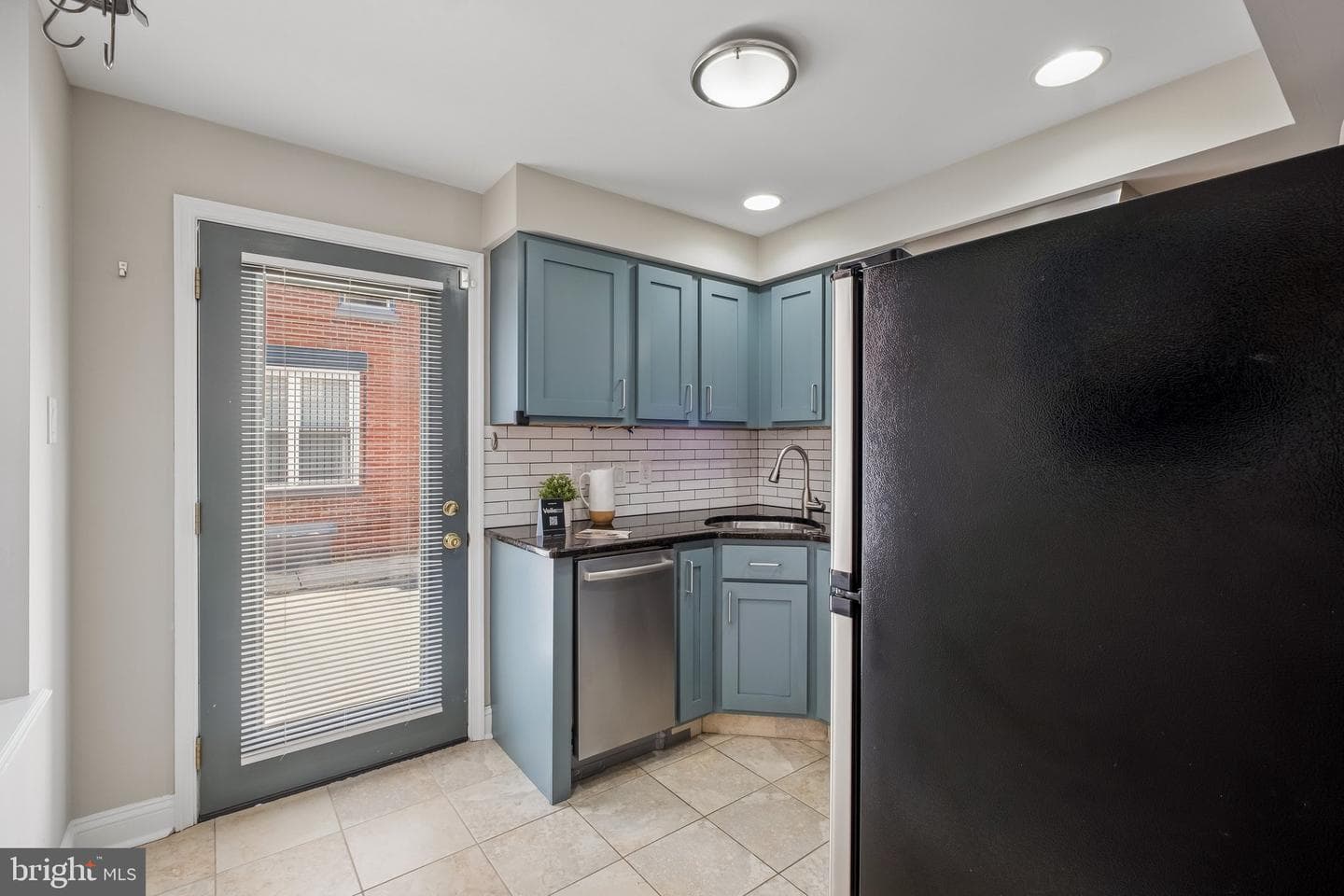 2062 Saint Albans Street photo 17