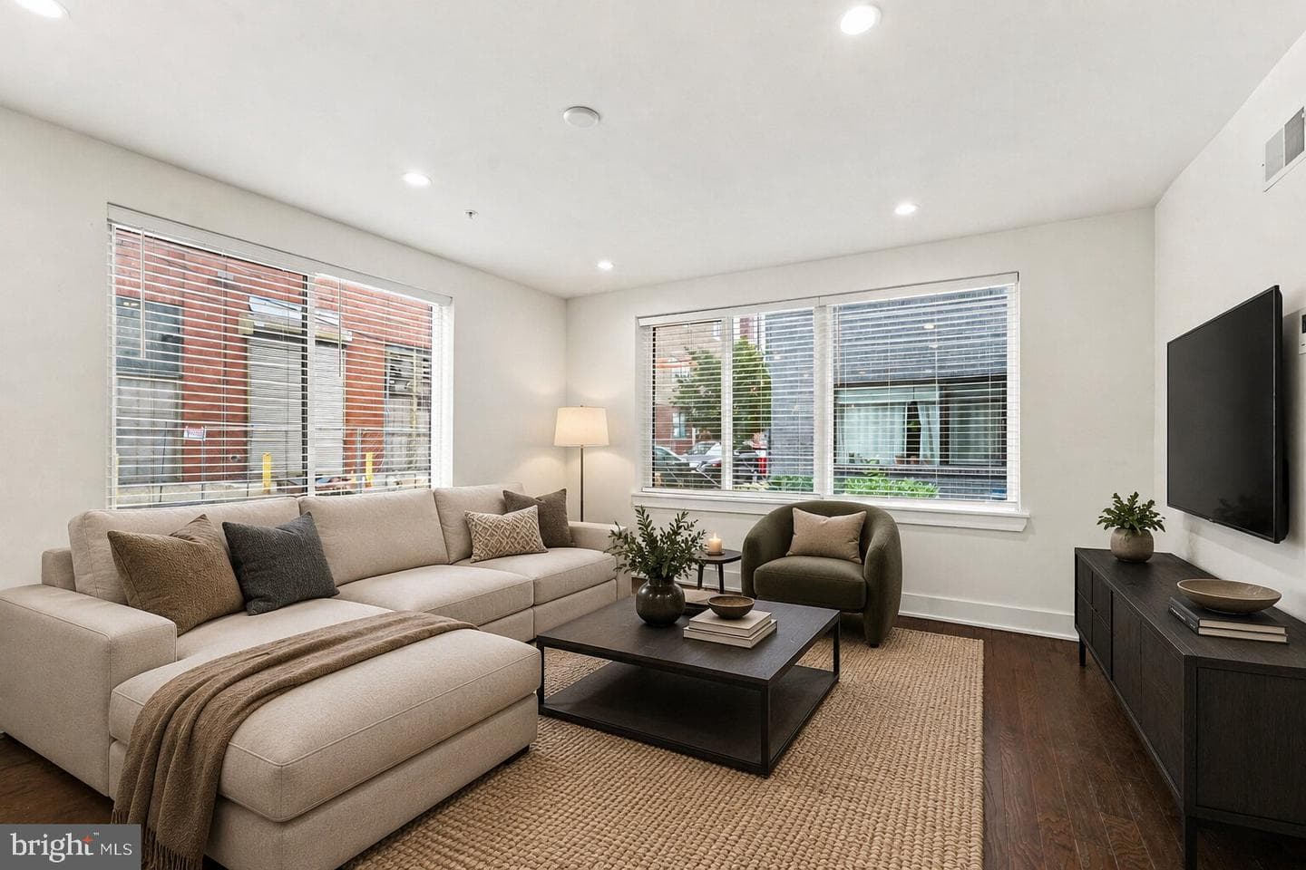 1647 E Eyre Street #1 photo 4