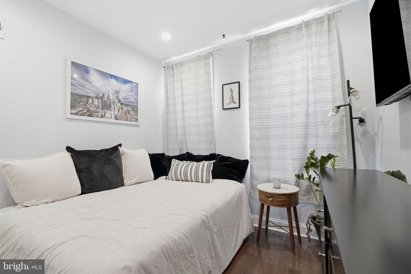 2023 Moore Street photo 26