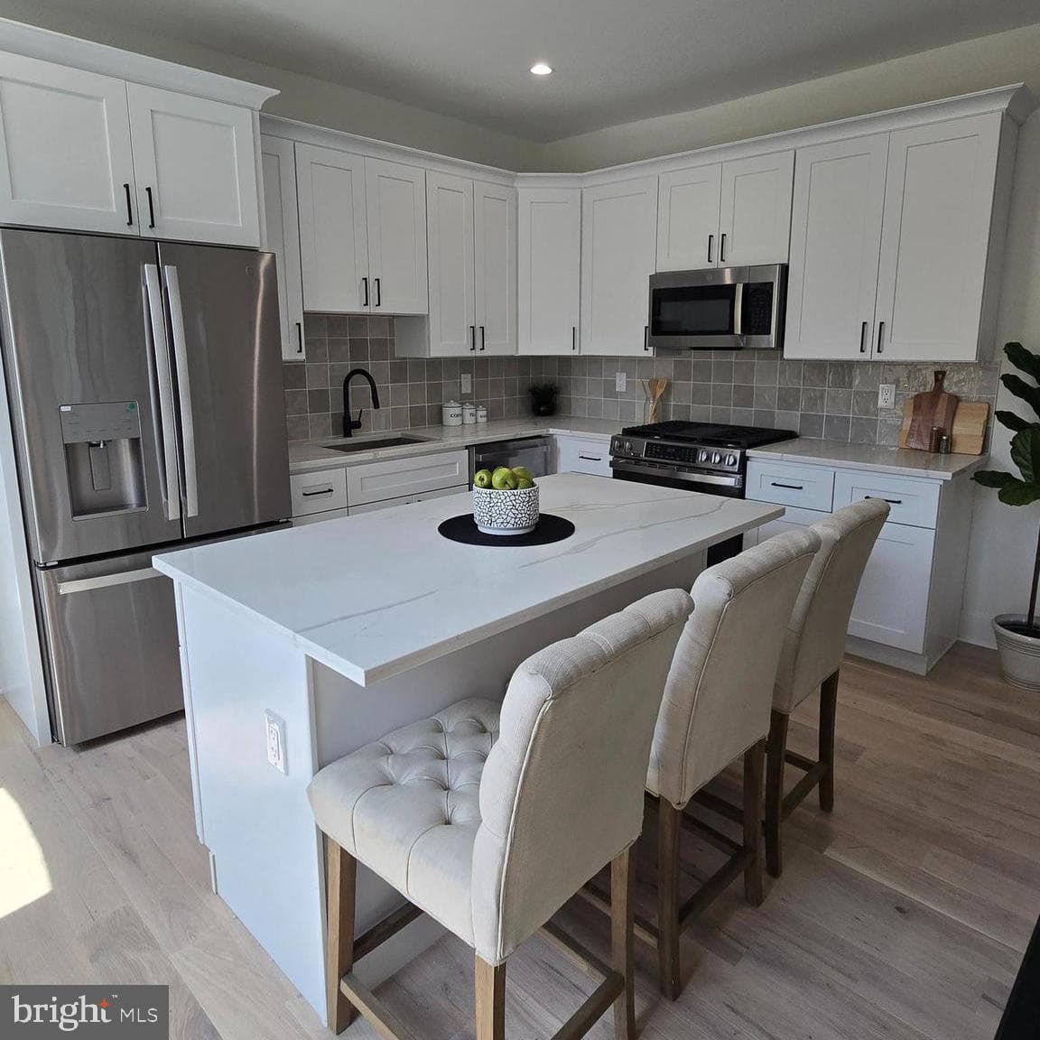 404 Leverington Avenue photo 2