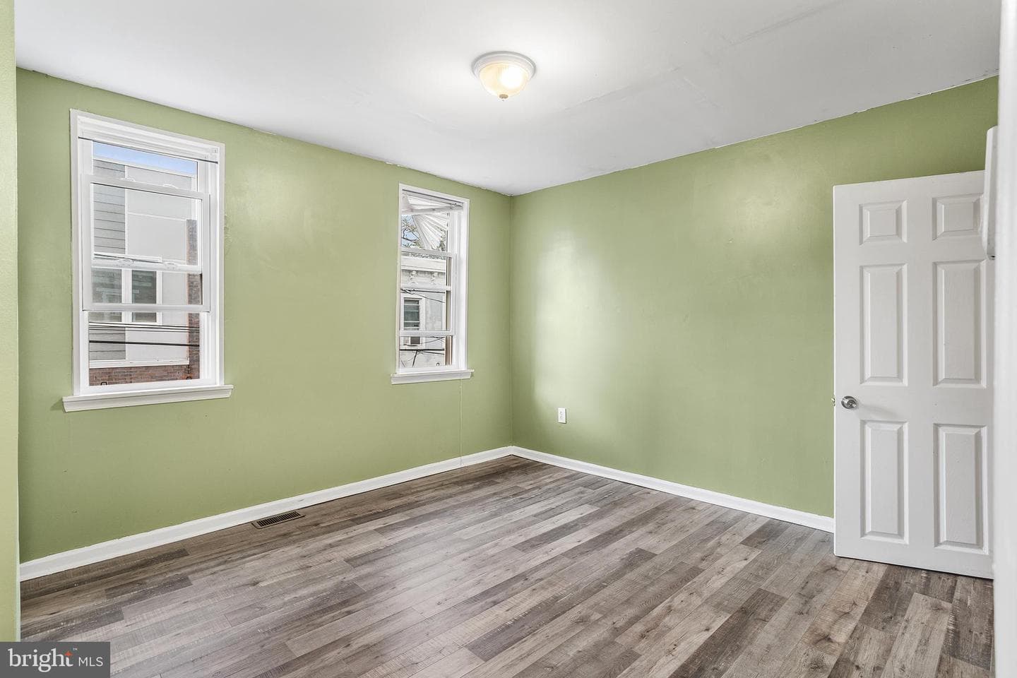 1924 N Darien Street photo 12