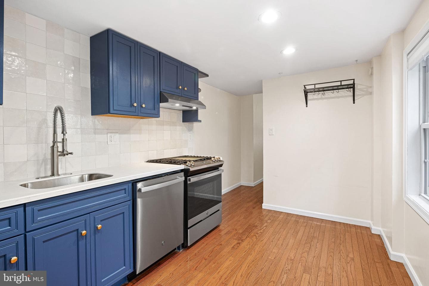 439 W George Street photo 8