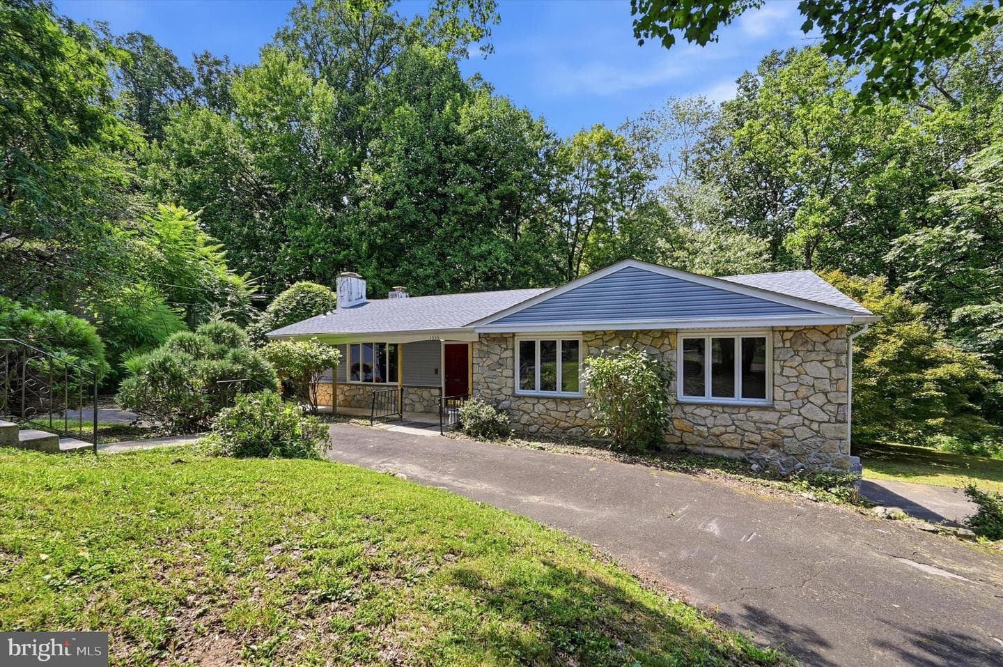 1035 W Allens Lane photo 1