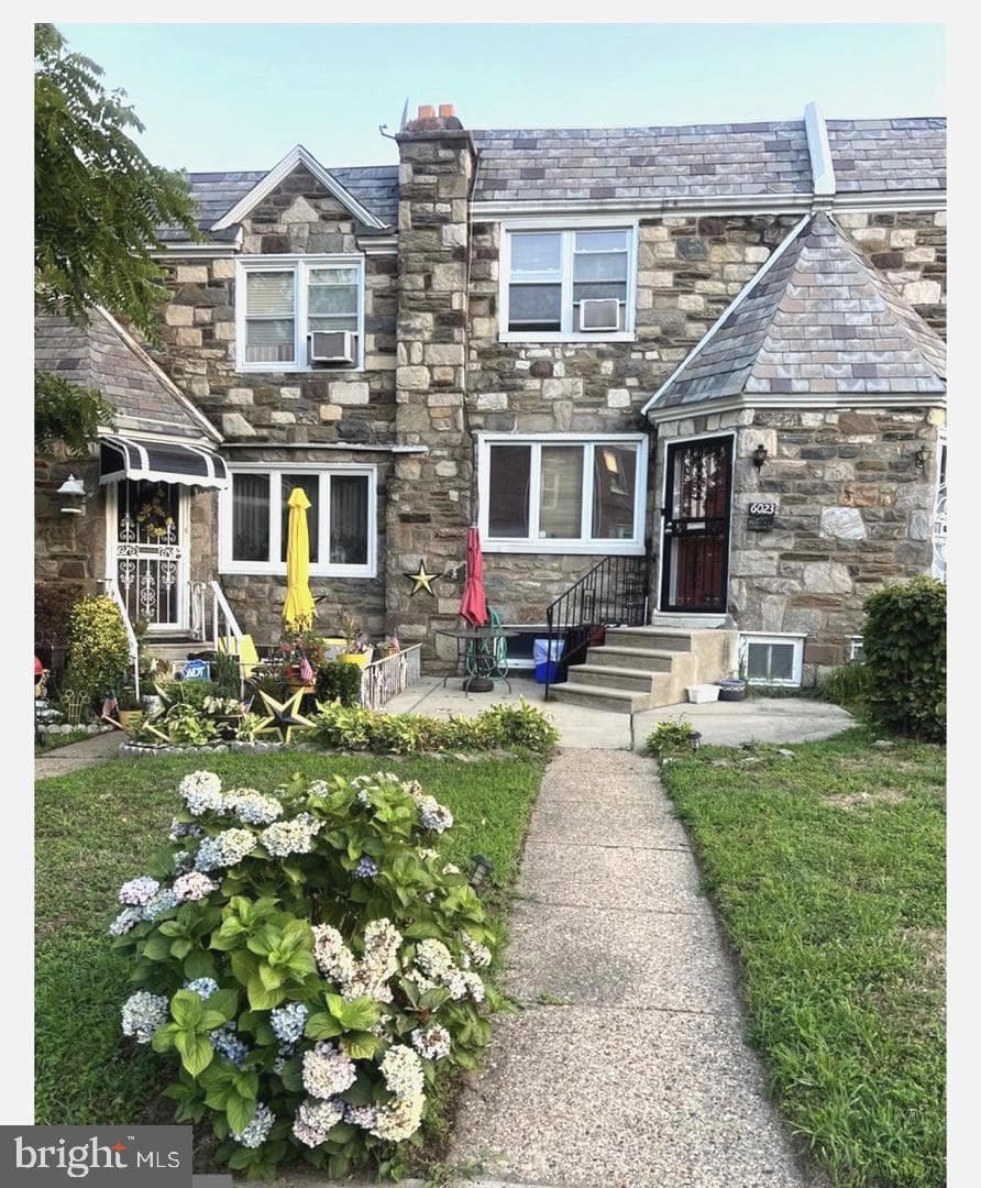 6023 Woodcrest Avenue photo 1